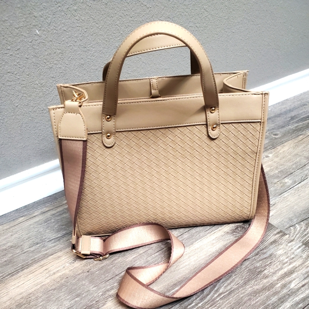 Beige shoulder bag